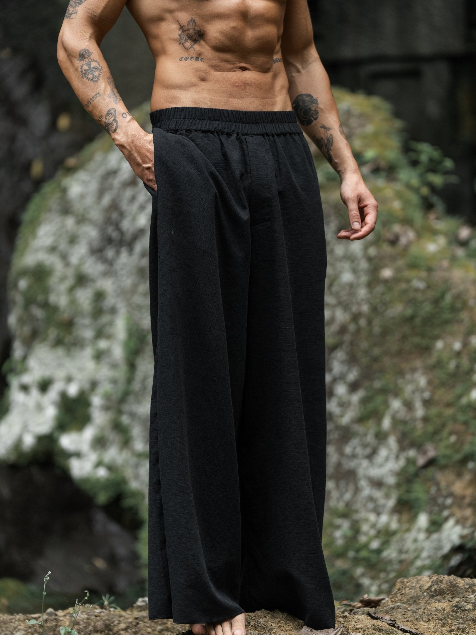 Black loose-fitting cotton pants with zippered pockets, made from lightweight textured fabric for breathable, all-day comfort and freedom of movement — ideal for everyday and urban wear.