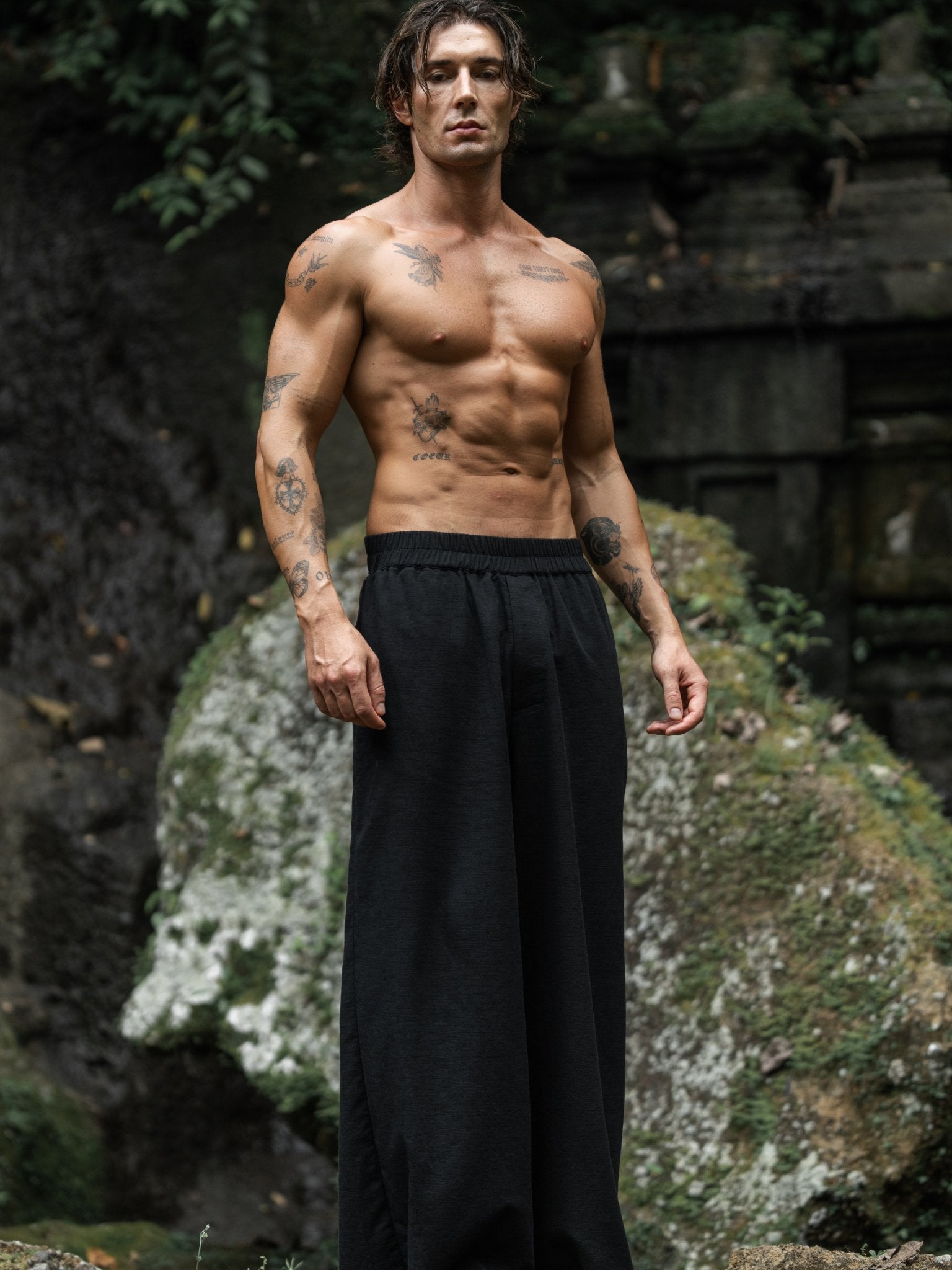 Black loose-fitting cotton pants with zippered pockets, made from lightweight textured fabric for breathable, all-day comfort and freedom of movement — ideal for everyday and urban wear.