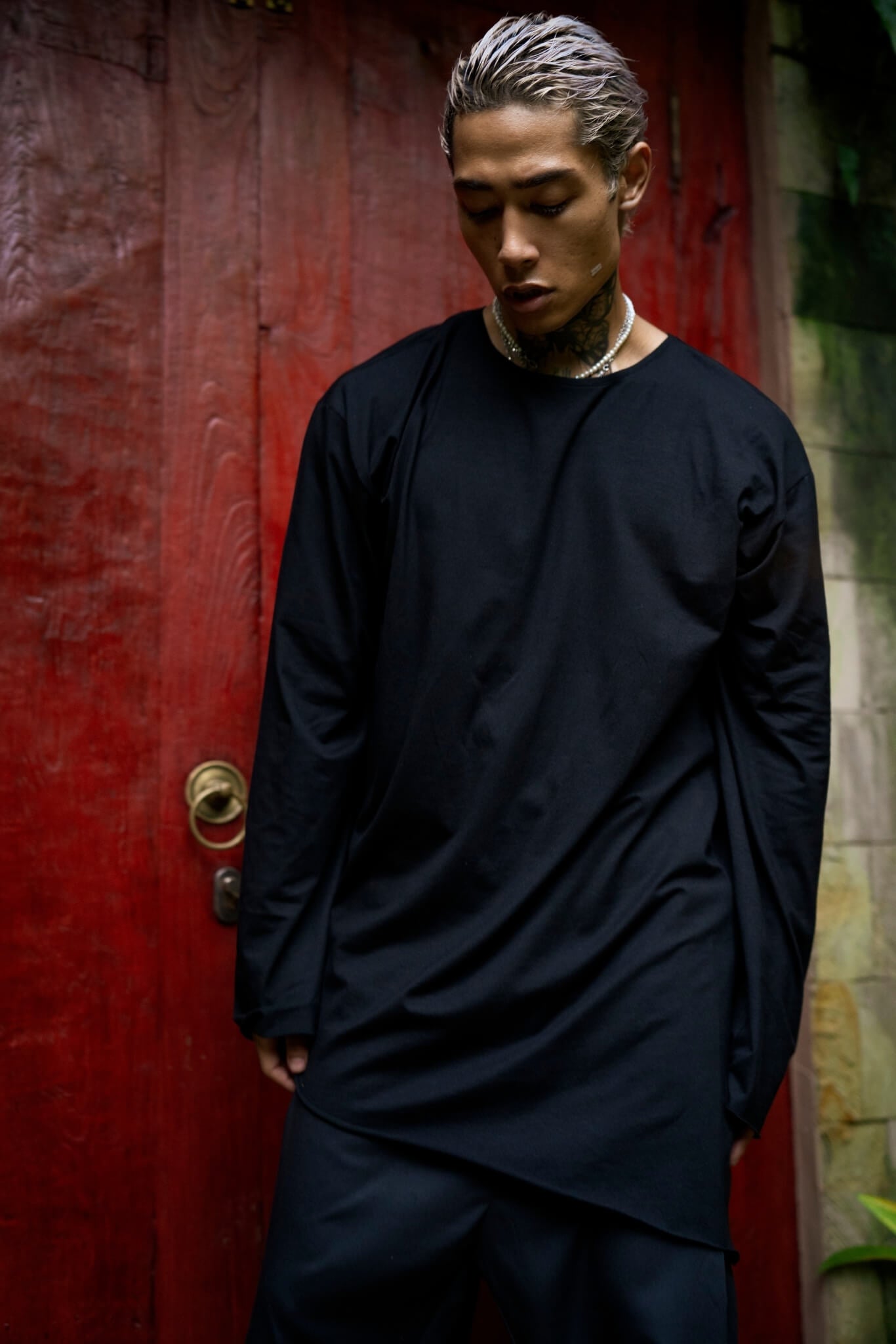 Asymmetric black oversized longsleeve made from bamboo fabric with a round neckline, offering comfort, breathability, and easy care without frequent ironing.