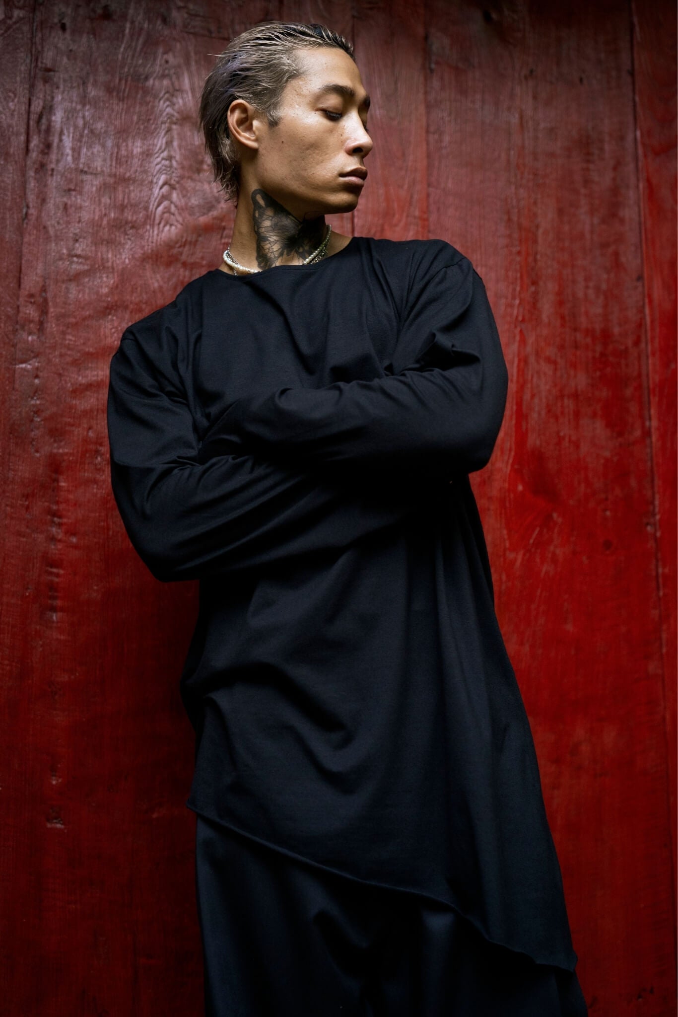 Asymmetric black oversized longsleeve made from bamboo fabric with a round neckline, offering comfort, breathability, and easy care without frequent ironing.