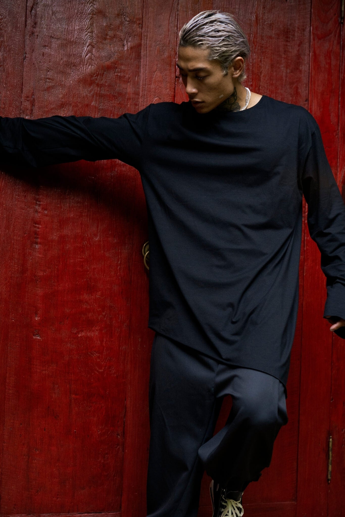 Asymmetric black oversized longsleeve made from bamboo fabric with a round neckline, offering comfort, breathability, and easy care without frequent ironing.