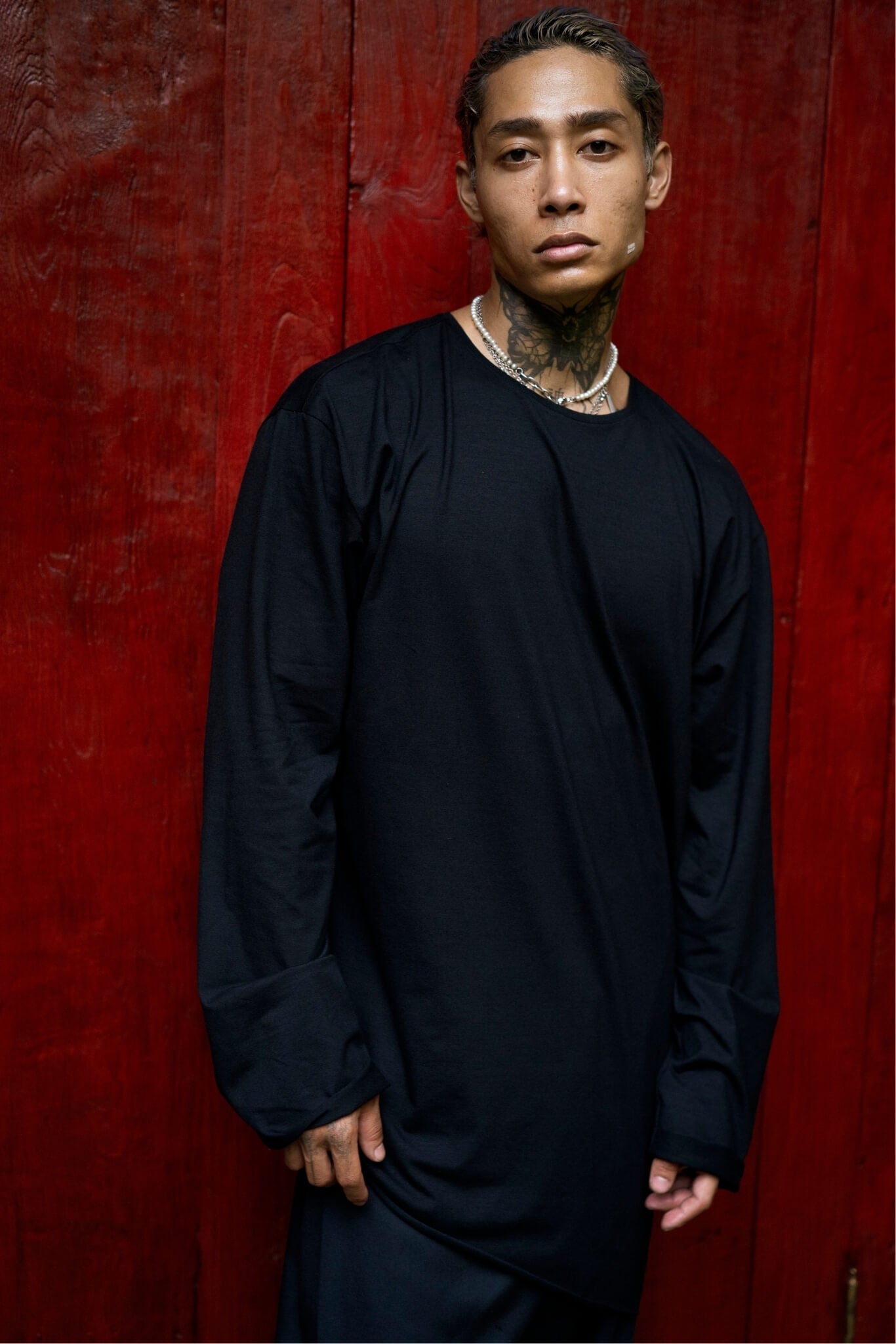 Asymmetric black oversized longsleeve made from bamboo fabric with a round neckline, offering comfort, breathability, and easy care without frequent ironing.