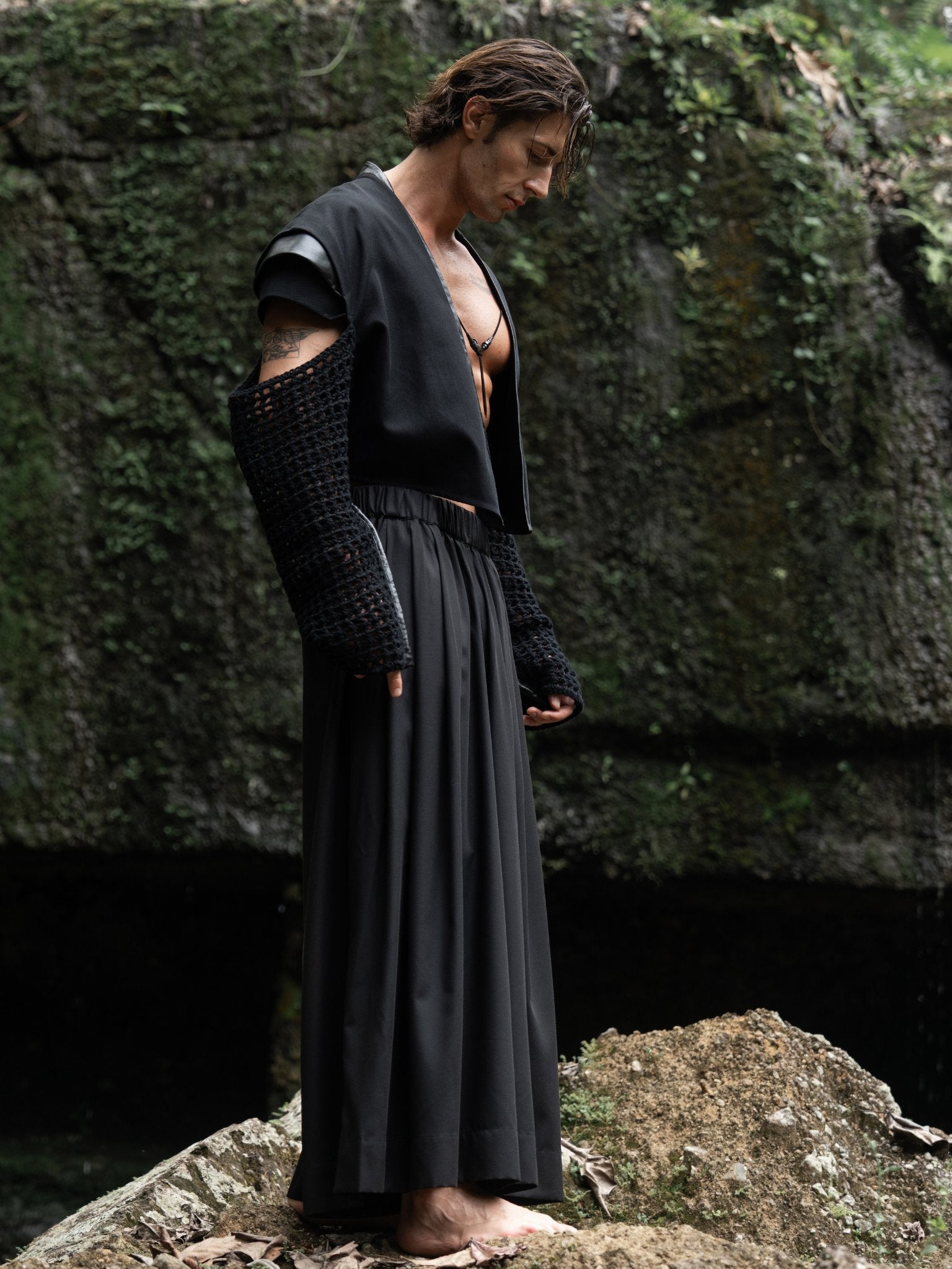 Black wide-leg Japanese hakama pants with an elastic waistband and two front pockets, combining traditional silhouette with modern comfort and versatility — perfect for everyday wear and expressive styling.