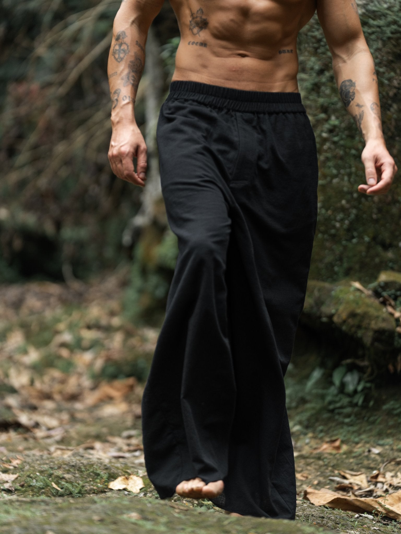 Black loose-fitting cotton pants with zippered pockets, made from lightweight textured fabric for breathable, all-day comfort and freedom of movement — ideal for everyday and urban wear.