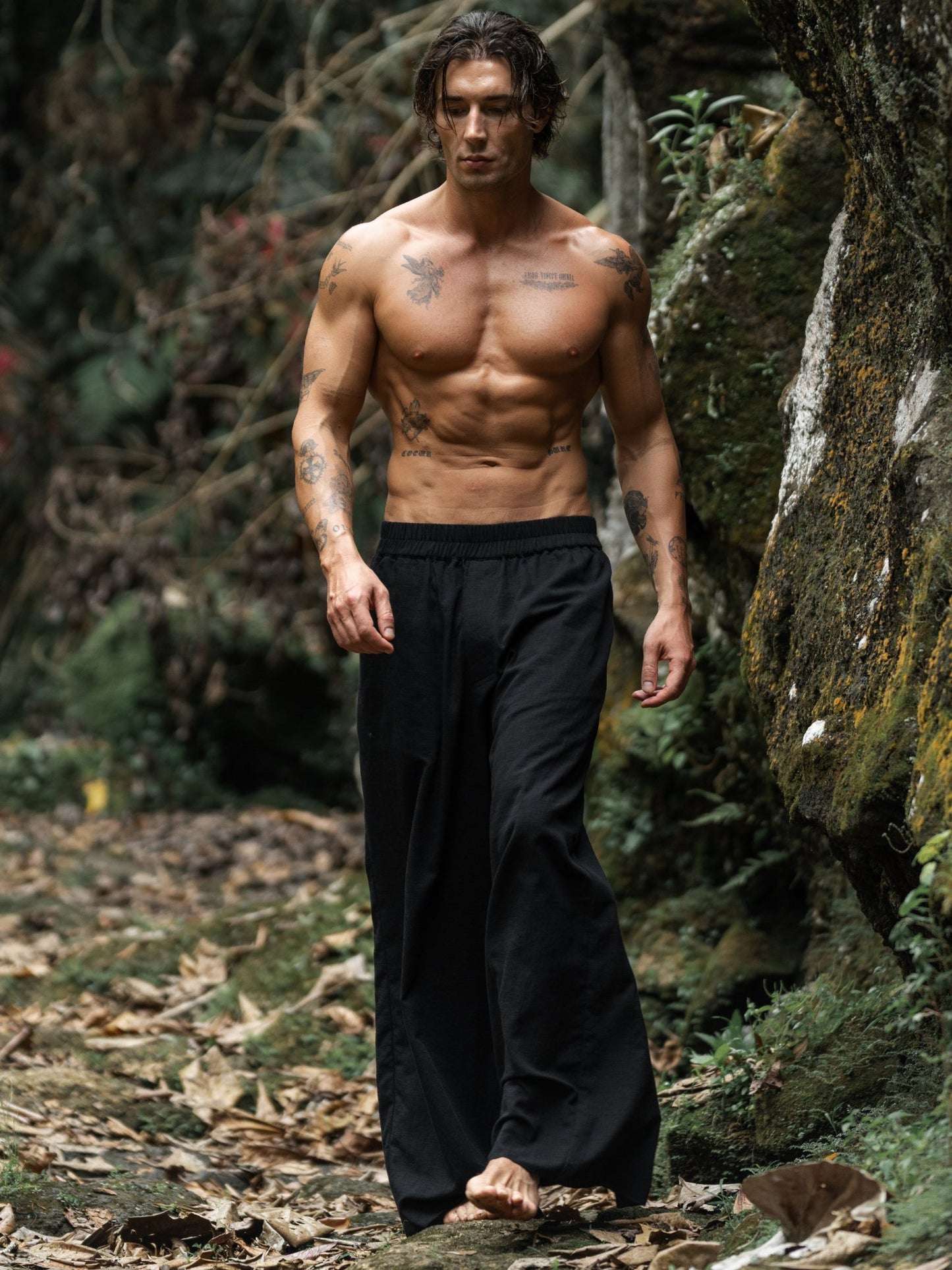 Black loose-fitting cotton pants with zippered pockets, made from lightweight textured fabric for breathable, all-day comfort and freedom of movement — ideal for everyday and urban wear.