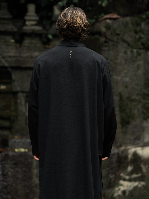 Shop the elegant long shirt made of 100% cotton. Featuring a stylish asymmetrical design, sealed cuffs, and a stand-up collar, this shirt combines modern style with comfort. Perfect for both casual and formal looks.