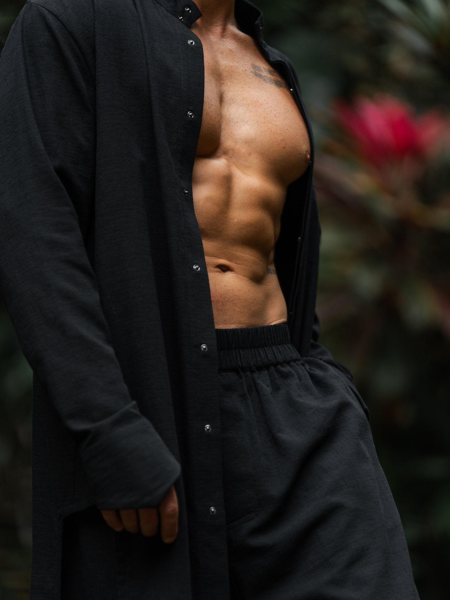 Shop the elegant long shirt made of 100% cotton. Featuring a stylish asymmetrical design, sealed cuffs, and a stand-up collar, this shirt combines modern style with comfort. Perfect for both casual and formal looks.