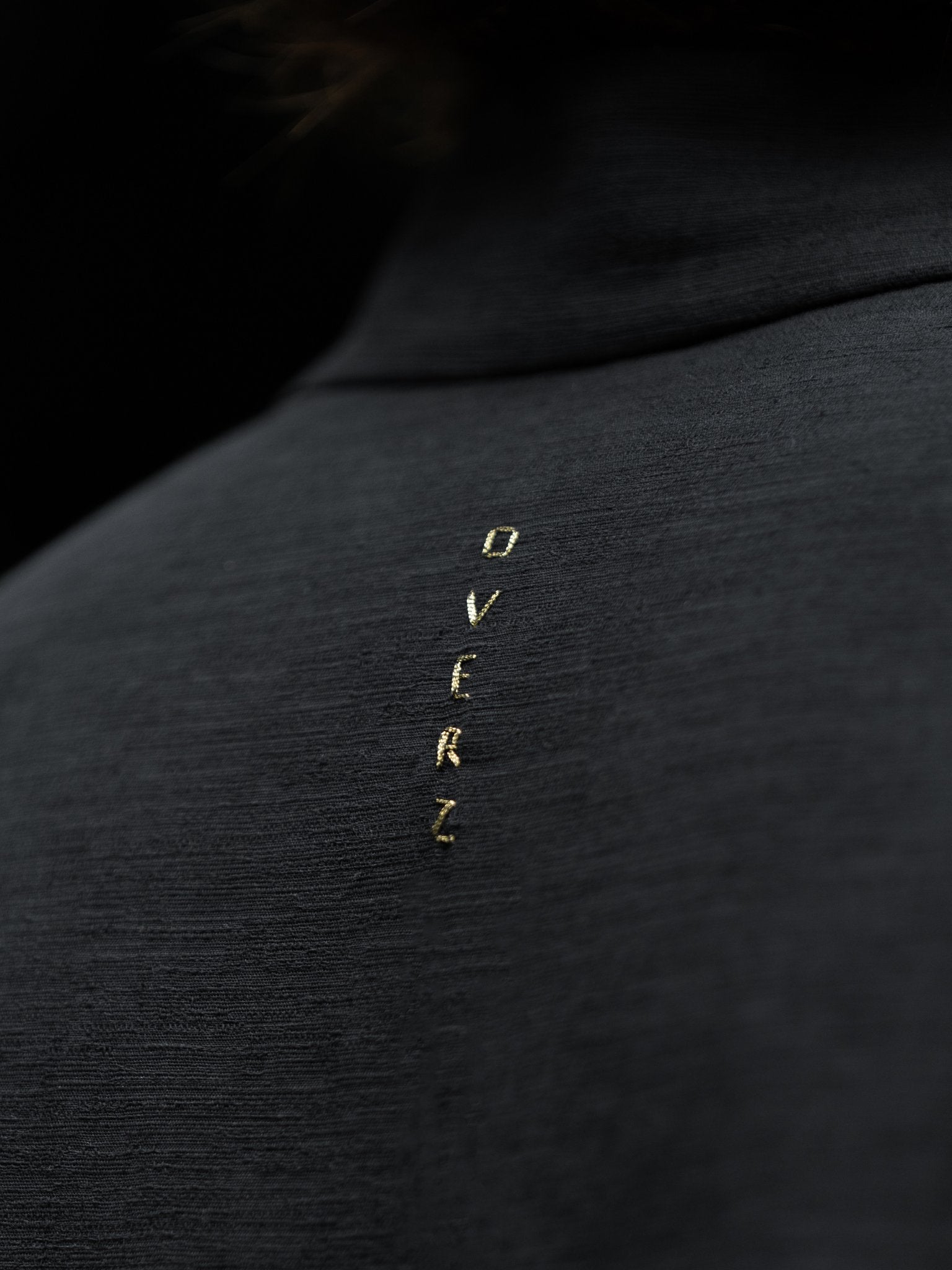 Shop the elegant long shirt made of 100% cotton. Featuring a stylish asymmetrical design, sealed cuffs, and a stand-up collar, this shirt combines modern style with comfort. Perfect for both casual and formal looks.