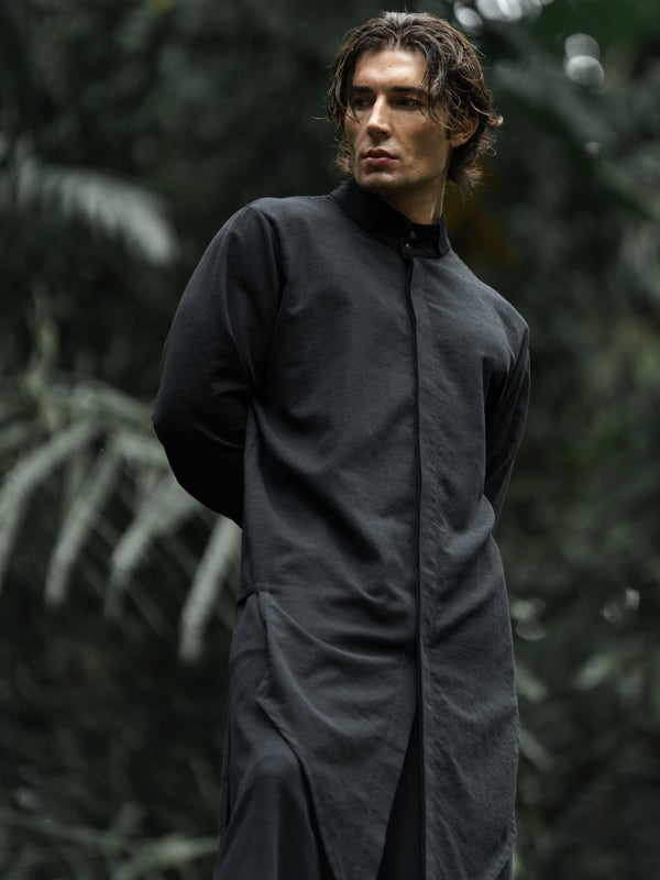 Shop the elegant long shirt made of 100% cotton. Featuring a stylish asymmetrical design, sealed cuffs, and a stand-up collar, this shirt combines modern style with comfort. Perfect for both casual and formal looks.