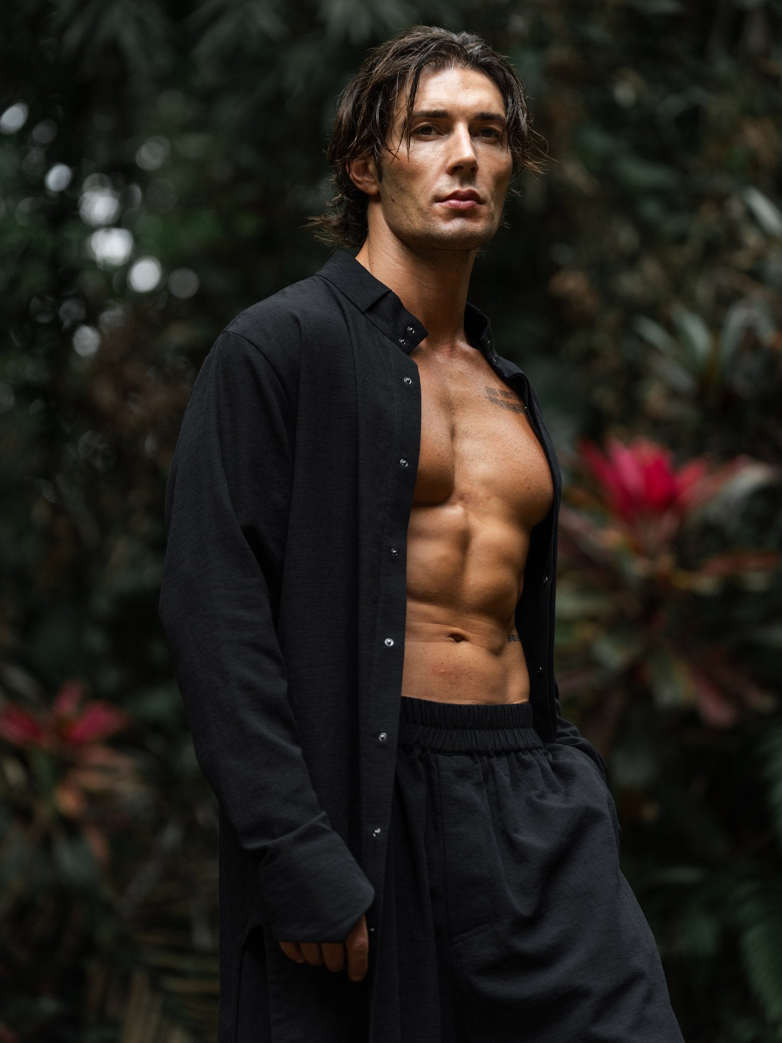 Shop the elegant long shirt made of 100% cotton. Featuring a stylish asymmetrical design, sealed cuffs, and a stand-up collar, this shirt combines modern style with comfort. Perfect for both casual and formal looks.