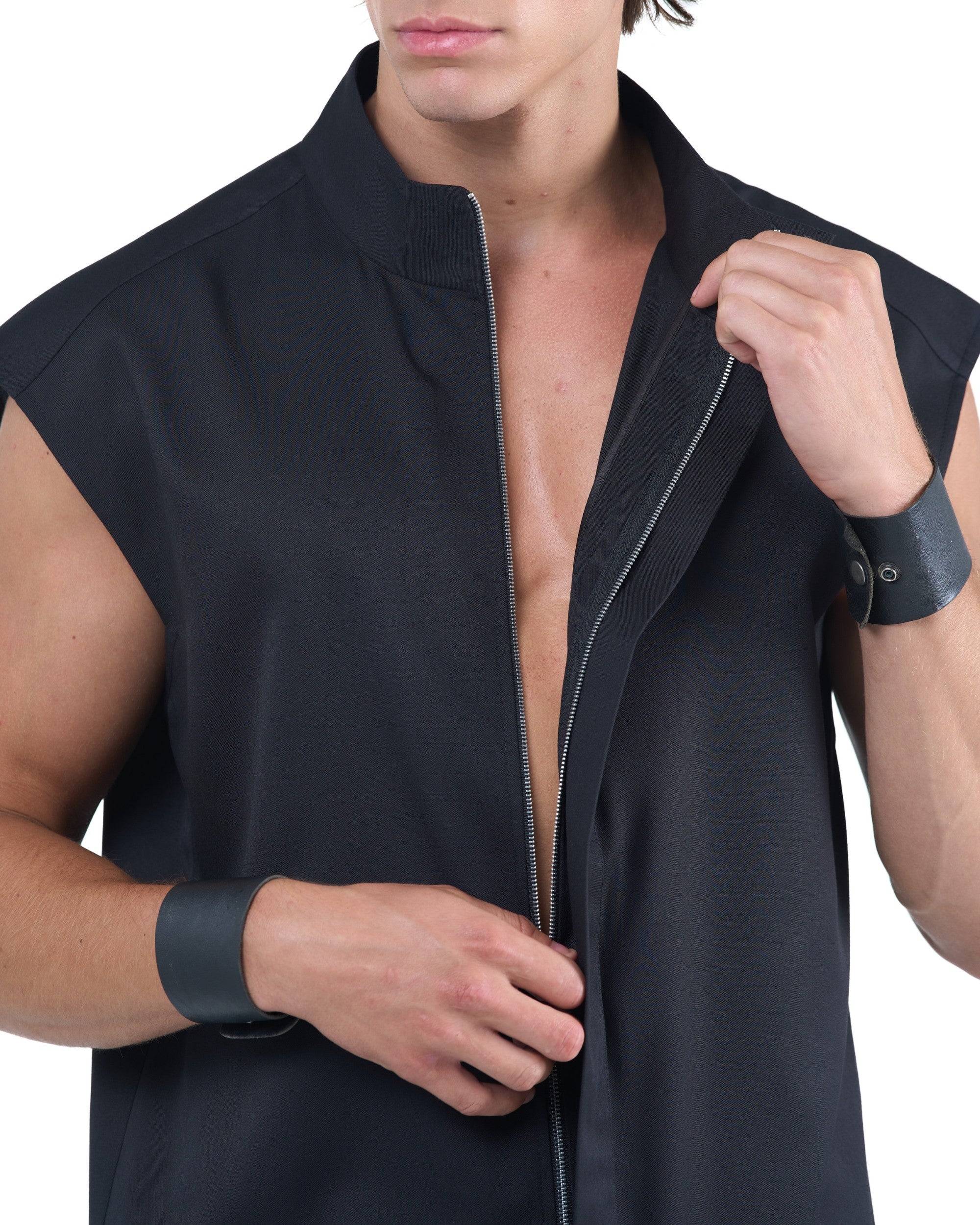 SLEEVELESS ZIP VEST