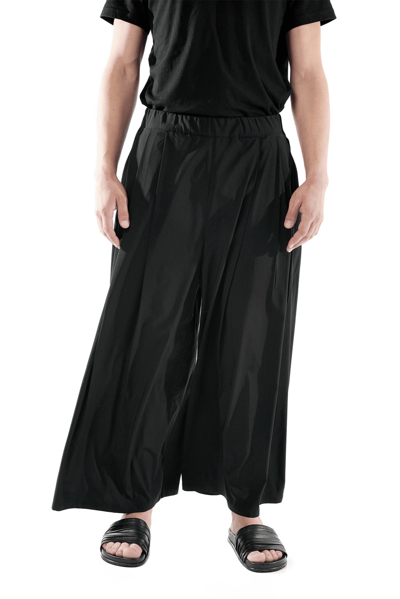 Black wide-leg Japanese hakama pants with an elastic waistband and two front pockets, combining traditional silhouette with modern comfort and versatility — perfect for everyday wear and expressive styling.